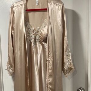 Flora Nikrooz 2 piece nightgown and robe set. Large X Large Almond